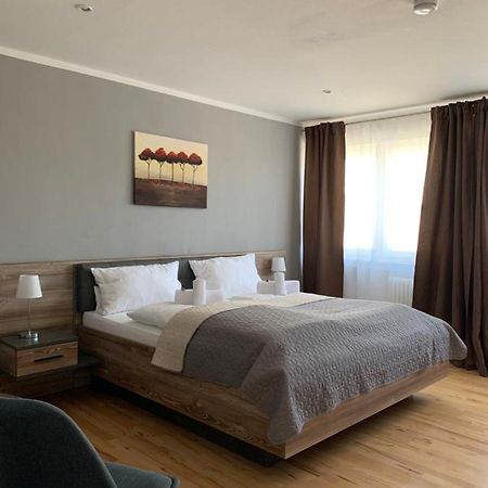 Hgh - Hotel Garni Helbig นอยชตัดท์ อัน แดร์ ไวน์ชตราเซอ ภายนอก รูปภาพ