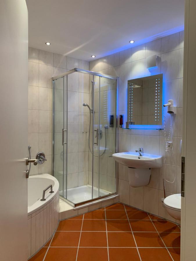 Hgh - Hotel Garni Helbig นอยชตัดท์ อัน แดร์ ไวน์ชตราเซอ ภายนอก รูปภาพ