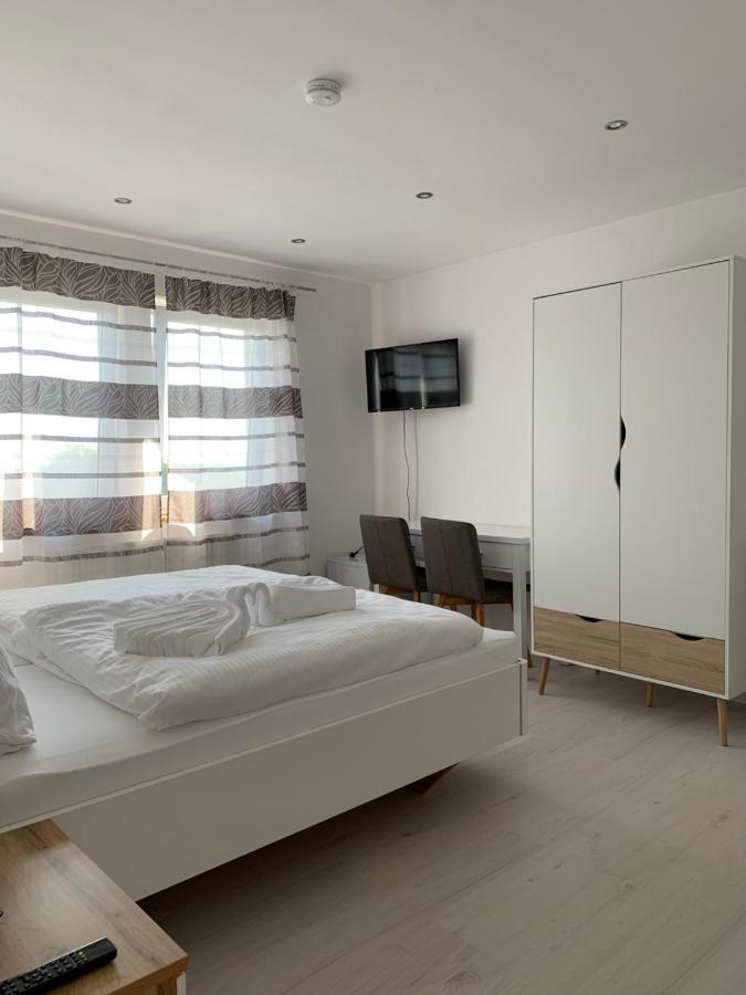 Hgh - Hotel Garni Helbig นอยชตัดท์ อัน แดร์ ไวน์ชตราเซอ ภายนอก รูปภาพ