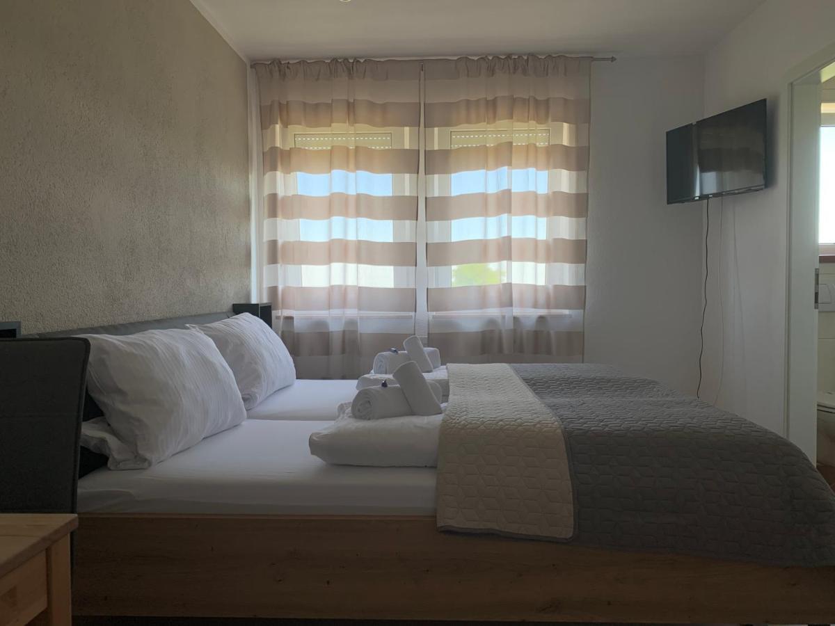 Hgh - Hotel Garni Helbig นอยชตัดท์ อัน แดร์ ไวน์ชตราเซอ ภายนอก รูปภาพ