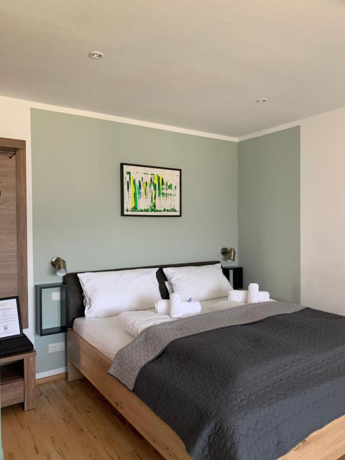 Hgh - Hotel Garni Helbig นอยชตัดท์ อัน แดร์ ไวน์ชตราเซอ ภายนอก รูปภาพ