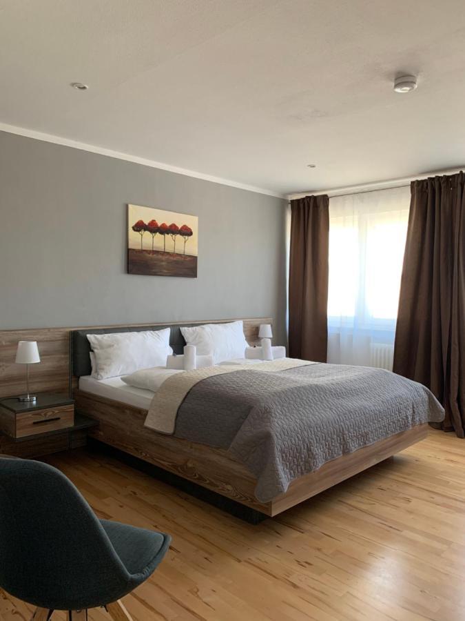 Hgh - Hotel Garni Helbig นอยชตัดท์ อัน แดร์ ไวน์ชตราเซอ ภายนอก รูปภาพ
