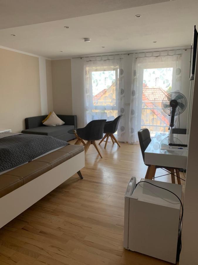 Hgh - Hotel Garni Helbig นอยชตัดท์ อัน แดร์ ไวน์ชตราเซอ ภายนอก รูปภาพ